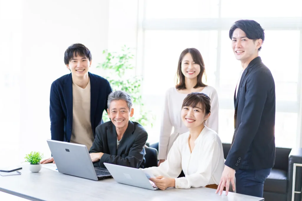 笑顔溢れる職場の良好な人間関係