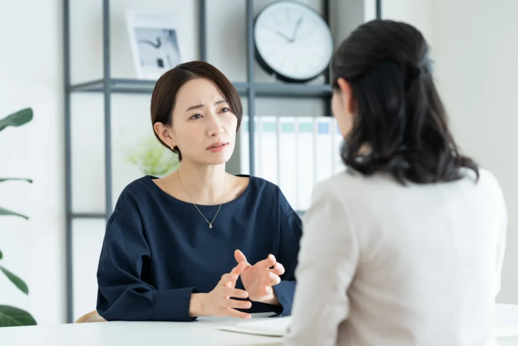「ミッドライフクライシス」に陥り、相談する中年女性