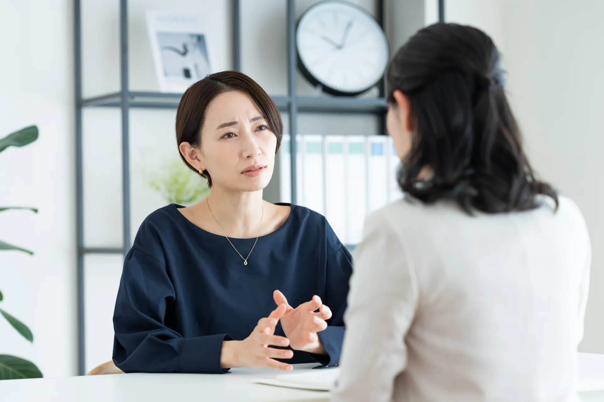 「ミッドライフクライシス」に陥り、相談する中年女性