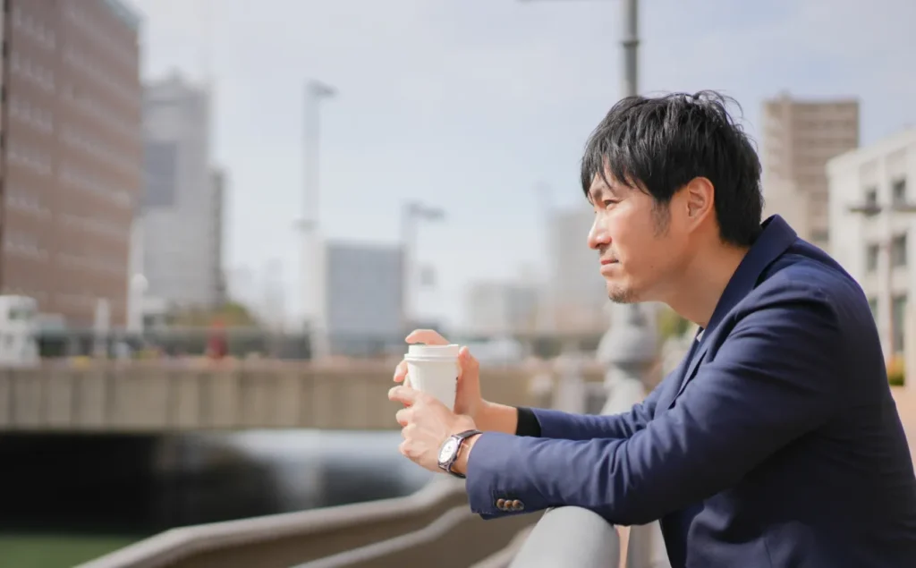 人生の目的を見つめ直す中年男性