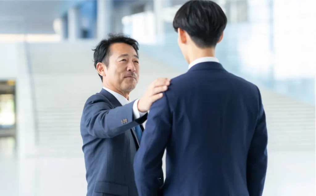 若手部下を励ます上司