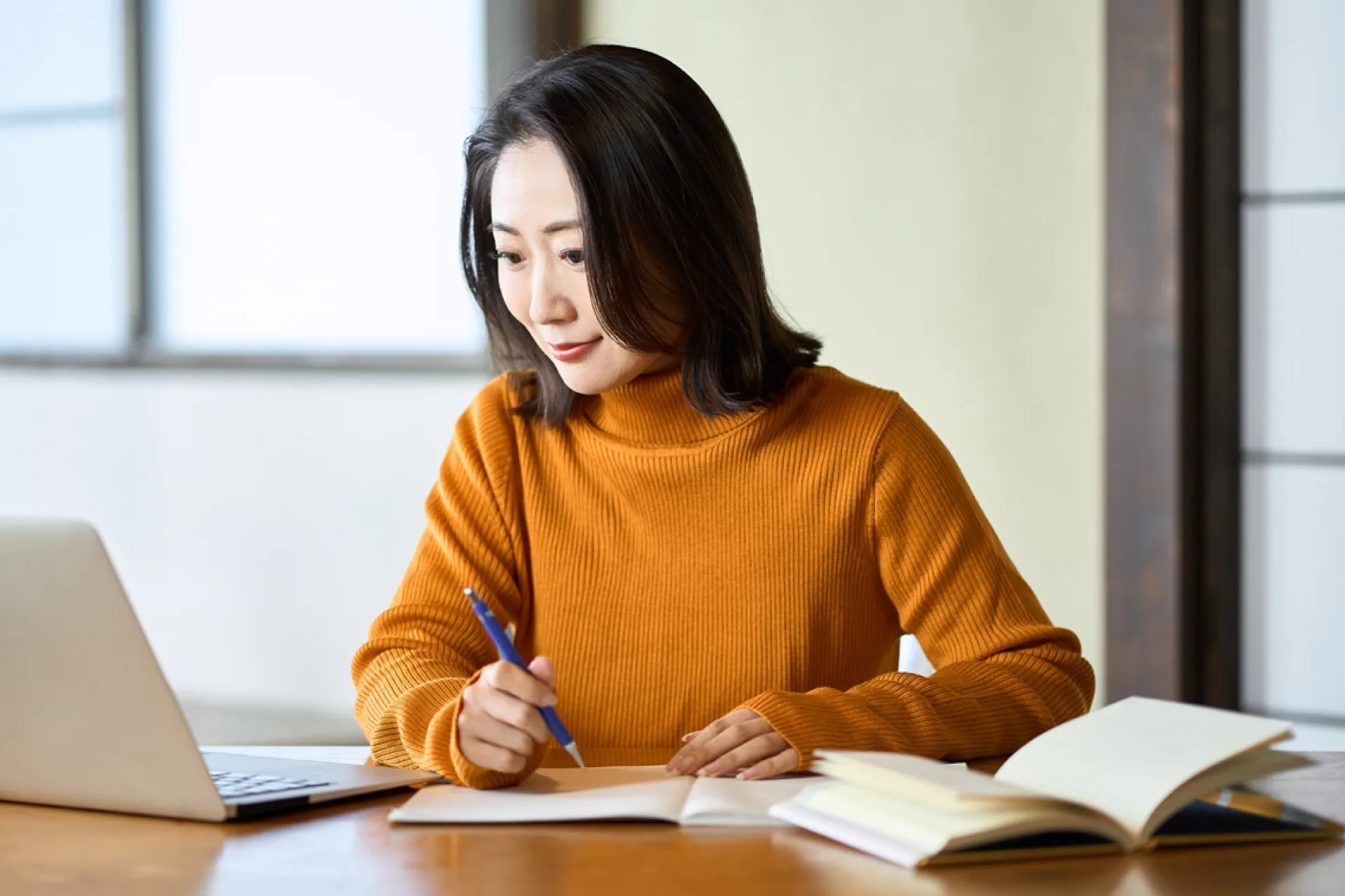 勉強する女性社会人