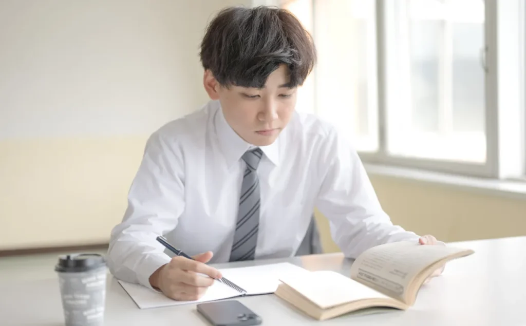 勉強中の男性社会人
