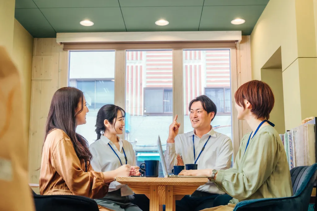 部内朝礼で話すメンバー
