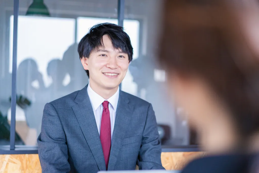 会議で説明する若手男性社員