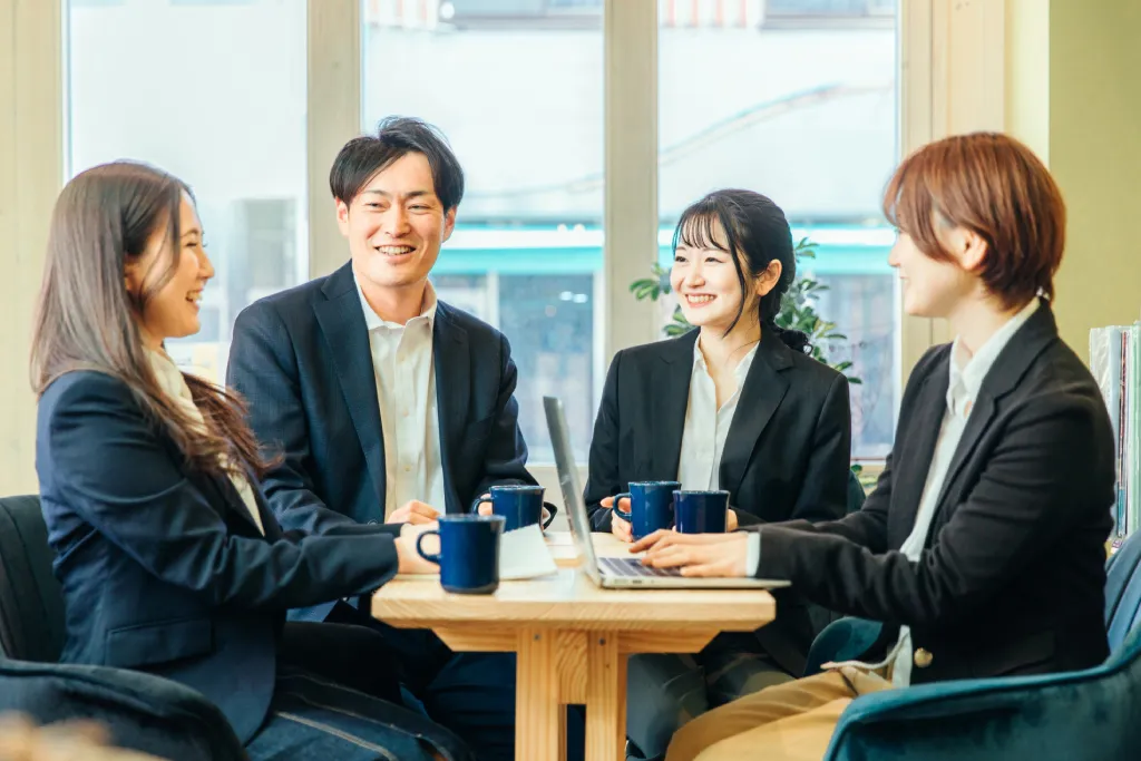 自己紹介を行う若手女性社員