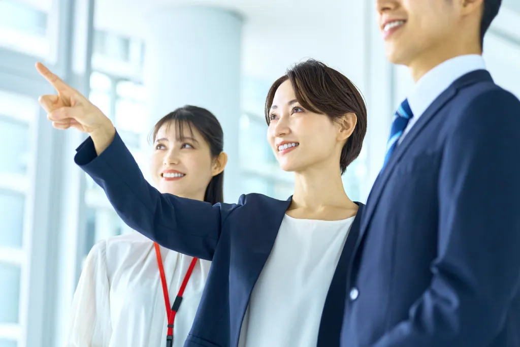 新入社員に説明する先輩社員