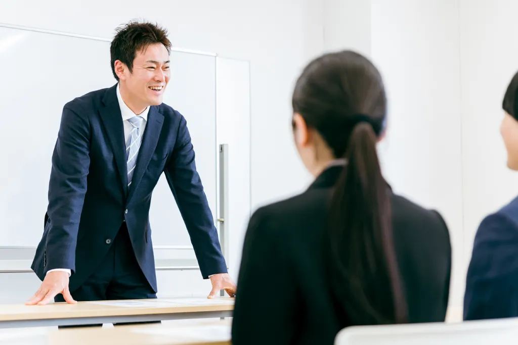新入社員研修で挨拶する研修講師