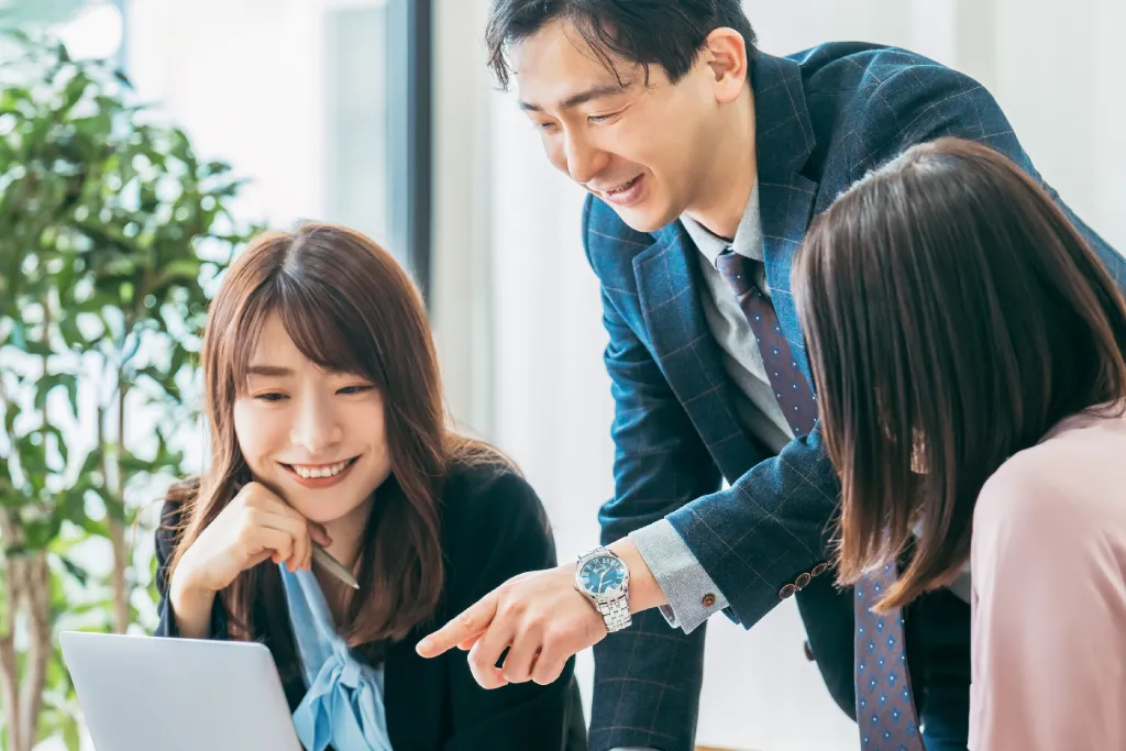 意見交換をする男性と女性社員