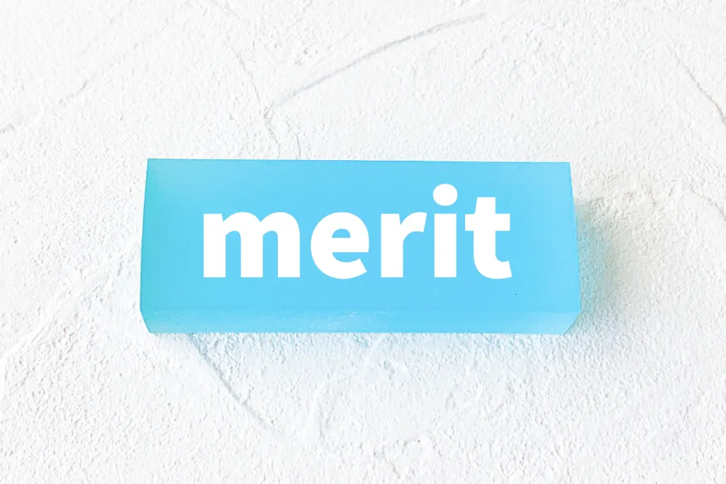 meritと書かれたブロック
