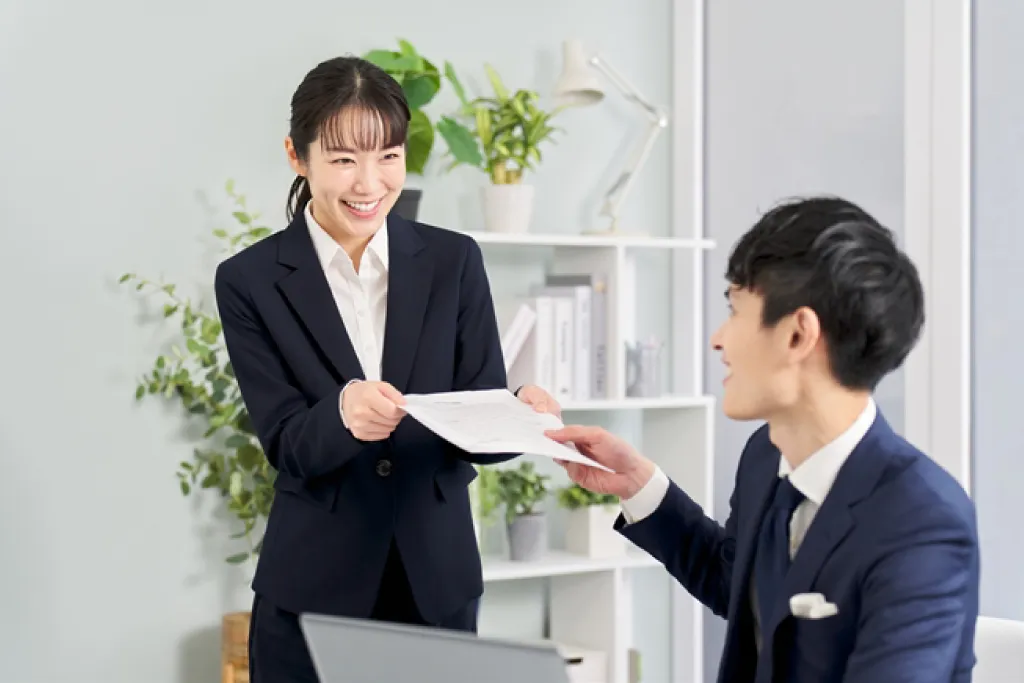 報告書を上司に提出する女性社員