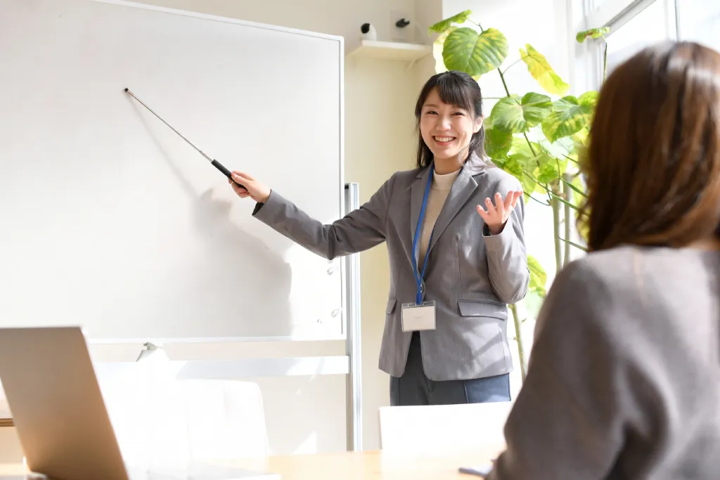社内の女性研修講師と受講する社員