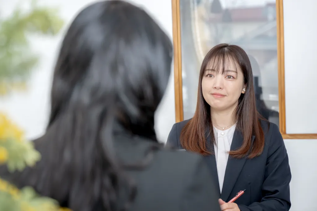 上司の話に共感する女性部下