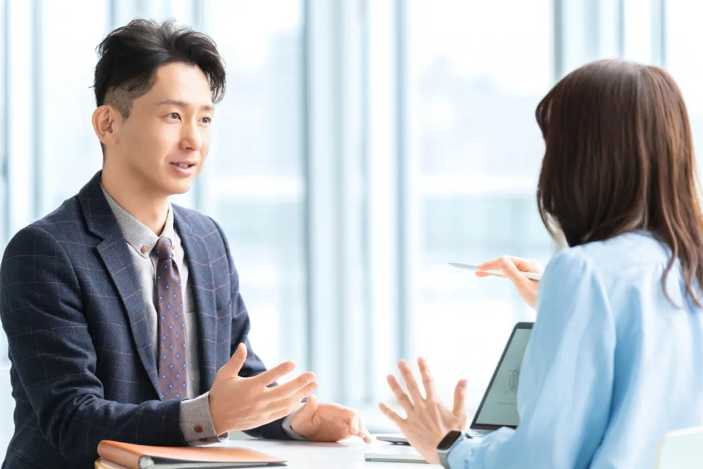 男性上司が女性部下を指導している様子