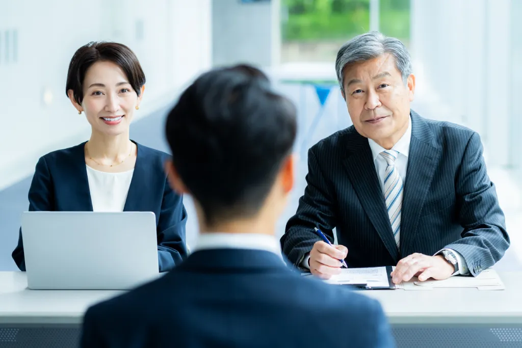 採用面接を行う人事担当者と応募者