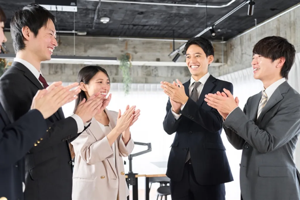 新人の成果を部内で褒めたたえる組織