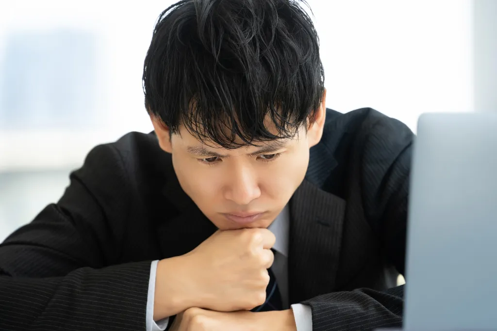 リベンジ退職を行うか行わないか迷っている男性社会人