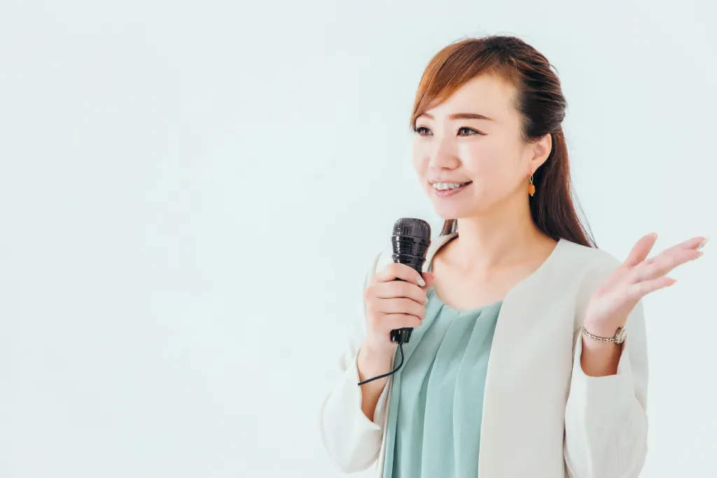 7月度の全社朝礼でスピーチする女性社員