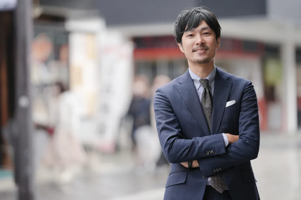 40代男性社会人が腕を組む姿