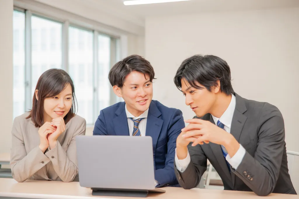 相手を尊重しつつ、自分の意見を話す若手男性社員