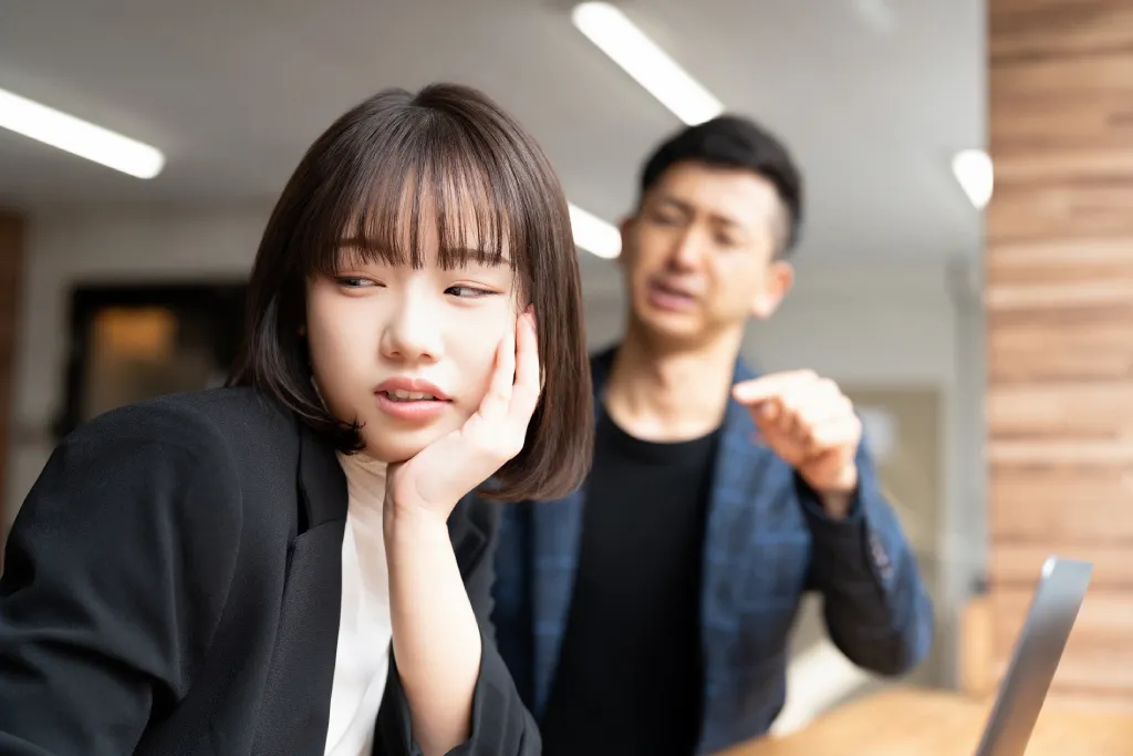 上司が執拗に小言を言うので、不快感を覚える女性社員