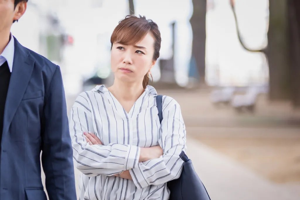嫌いな男性上司に対して嫌悪感を出す女性部下