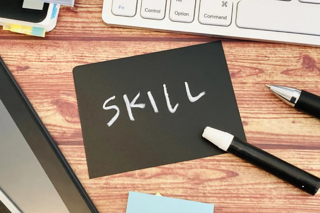 『SKILL』と書かれた黒板