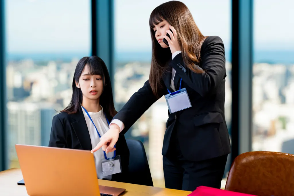 女性後輩社員に辛く当たる女性先輩社員