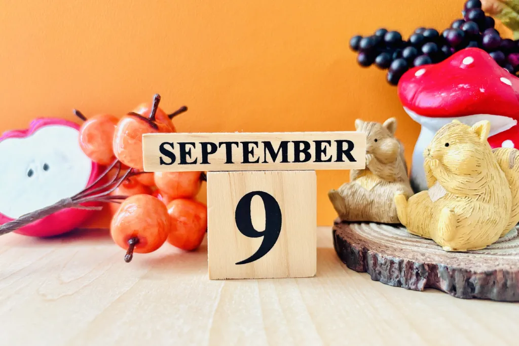 『9』と『SEPTEMBER』と書かれたブロックと、秋をイメージする動物と食べ物