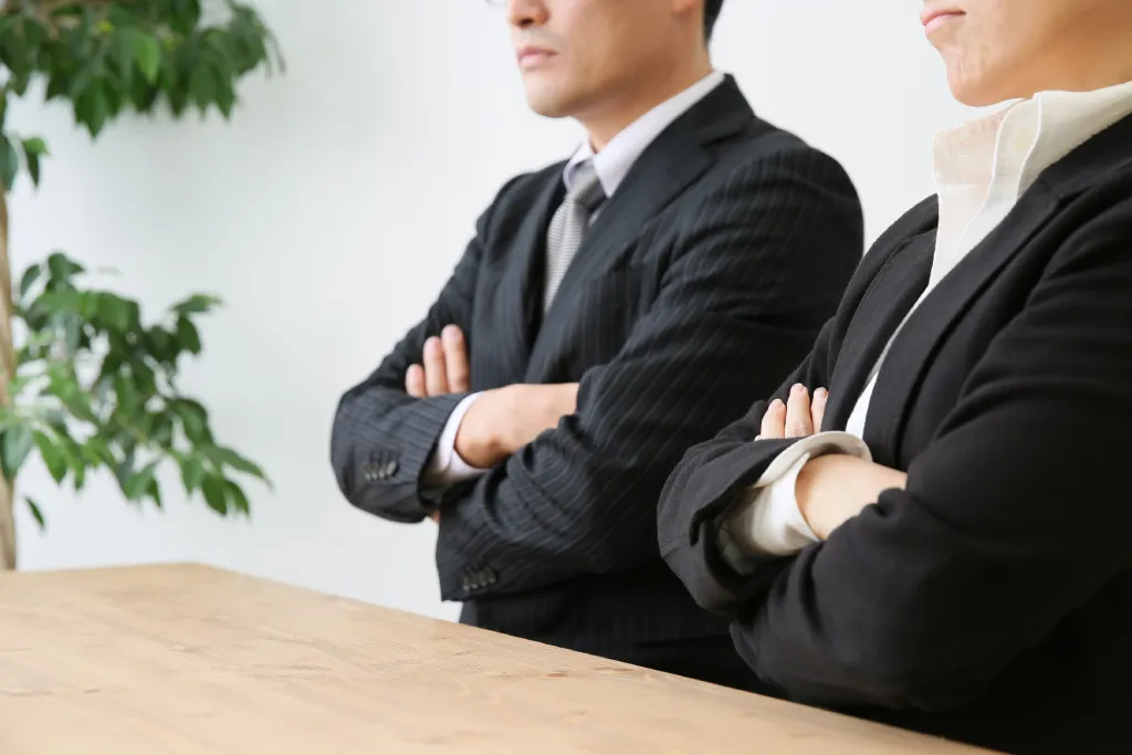 職員が腕組みをしているだけで、会話のない職場