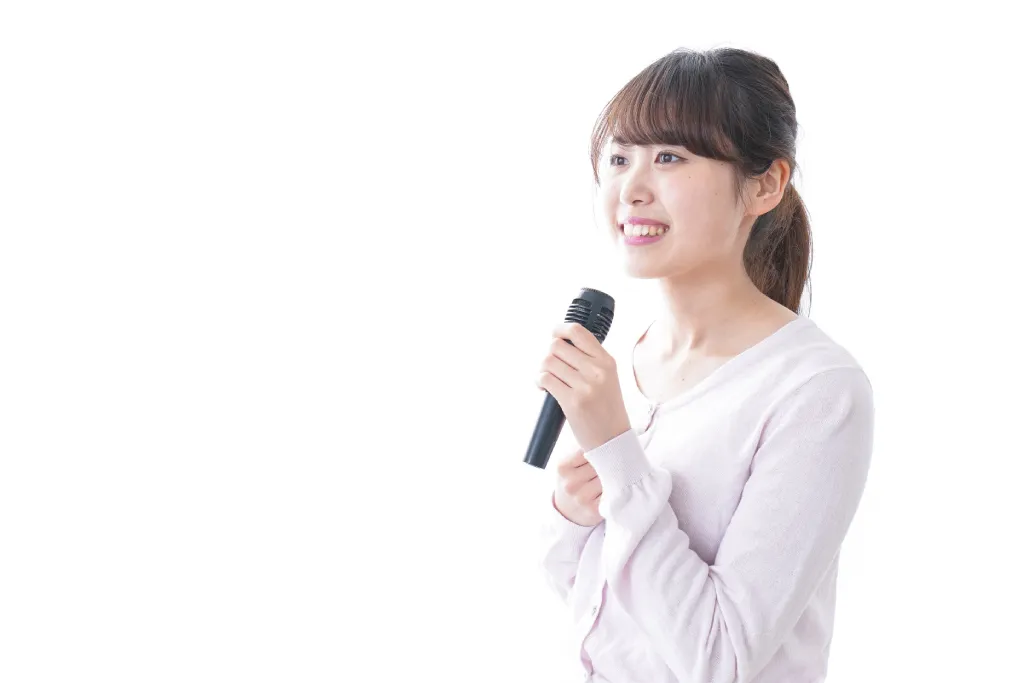 朝礼でスピーチをする若手女性社員