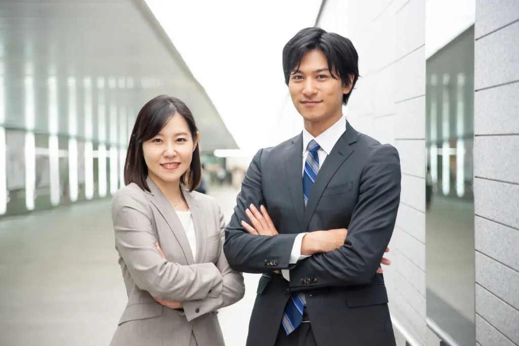 在席する企業価値に共感する若手男性社員と女性社員